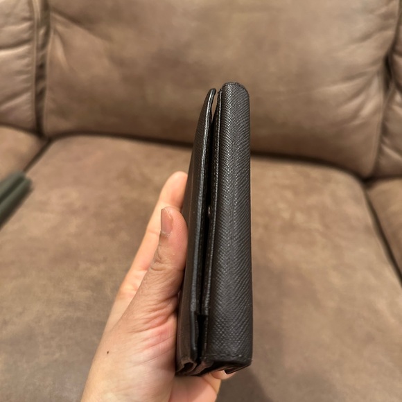 Black Compact Wallet with Textured Leather Design - Picture 7 of 15